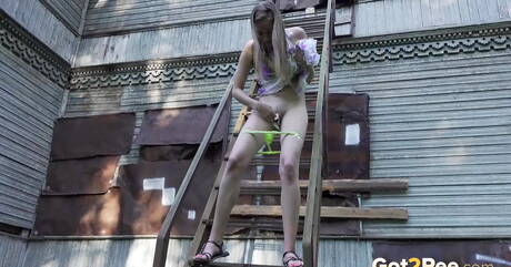 Got 2 Pee offers a free photo gallery with Vika in golden shower fantasies